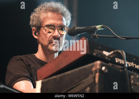 Wickham, UK. 09Th Aug 2019. Mike Lindup, claviériste et vocaliste avec jazz funk Anglais Niveau 42, qui avait un certain nombre de hits dans le monde entier dans les années 1980 et 1990, joue sur la scène pendant 2 jours au Festival de Wickham dans le Hampshire. Credit : SOPA/Alamy Images Limited Live News Banque D'Images