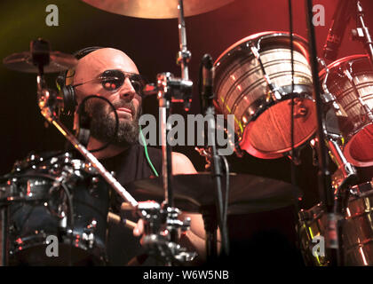 Wickham, UK. 09Th Aug 2019. Le batteur Pete Ray Biggen avec jazz funk Anglais Niveau 42, qui avait un certain nombre de hits dans le monde entier dans les années 1980 et 1990, joue sur la scène du Festival jour 2 à Wickham, Hampshire, UK Crédit : SOPA/Alamy Images Limited Live News Banque D'Images