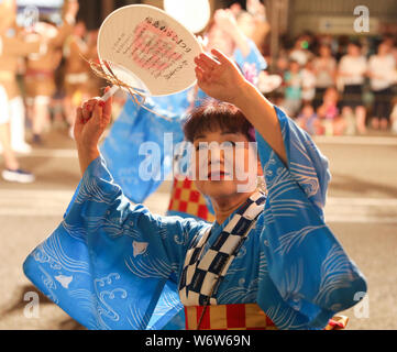 Fukushima, le Japon. 2 Août, 2019. Une femme danse pendant le défilé de Fukushima Waraji (paille sandales) Festival à Fukushima, au Japon, le 2 août 2019. Le Festival Fukushima Waraji a débuté en 1970 et a fêté son 50e anniversaire cet été. Cet événement est un rituel qui a eu lieu par les gens de prier pour la bonne santé des citoyens et la prospérité de l'entreprise. Crédit : Du Xiaoyi/Xinhua/Alamy Live News Banque D'Images