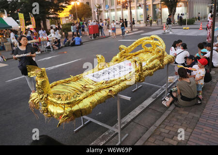 Fukushima. 2 Août, 2019. Photo prise le 2 août 2019, montre un énorme à la sandale de paille la paille Fukushima Waraji (sandales), Festival de Fukushima, au Japon. Le Festival Fukushima Waraji a débuté en 1970 et a fêté son 50e anniversaire cet été. Cet événement est un rituel qui a eu lieu par les gens de prier pour la bonne santé des citoyens et la prospérité de l'entreprise. Crédit : Du Xiaoyi/Xinhua/Alamy Live News Banque D'Images