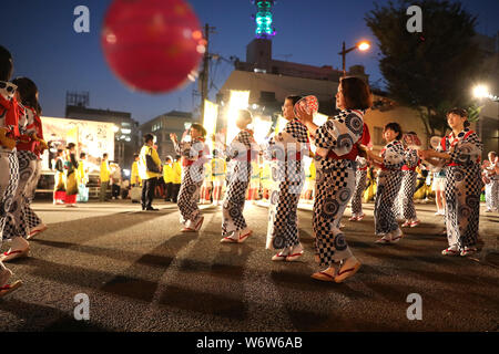 Fukushima, le Japon. 2 Août, 2019. Les gens dansent pendant le défilé de Fukushima Waraji (paille sandales) Festival à Fukushima, au Japon, le 2 août 2019. Le Festival Fukushima Waraji a débuté en 1970 et a fêté son 50e anniversaire cet été. Cet événement est un rituel qui a eu lieu par les gens de prier pour la bonne santé des citoyens et la prospérité de l'entreprise. Crédit : Du Xiaoyi/Xinhua/Alamy Live News Banque D'Images