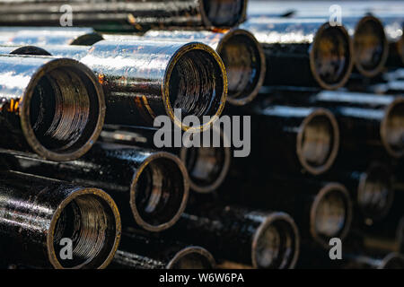 Forage de puits de pétrole et de gaz. Inspection de forage. Tubes pour le pétrole et le gaz énumérés sur le piédestal des puits après lavage et prêt pour inspf Banque D'Images