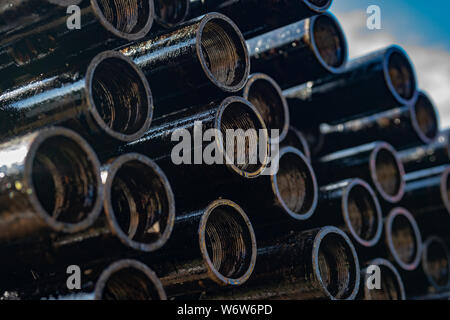 Forage de puits de pétrole et de gaz. Inspection de forage. Tubes pour le pétrole et le gaz énumérés sur le piédestal des puits après lavage et prêt pour inspf Banque D'Images