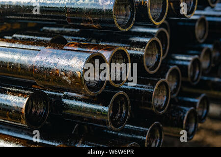 Forage de puits de pétrole et de gaz. Inspection de forage. Tubes pour le pétrole et le gaz énumérés sur le piédestal des puits après lavage et prêt pour inspf Banque D'Images