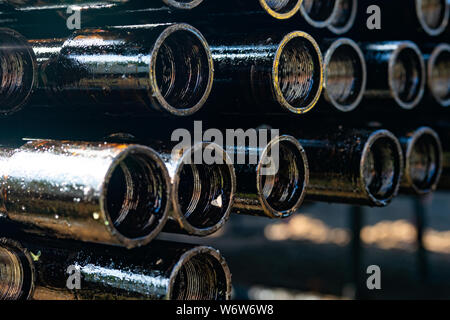 Forage de puits de pétrole et de gaz. Inspection de forage. Tubes pour le pétrole et le gaz énumérés sur le piédestal des puits après lavage et prêt pour inspf Banque D'Images