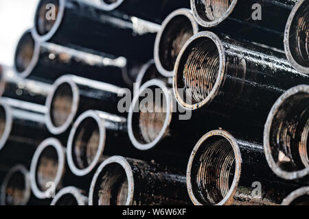 Forage de puits de pétrole et de gaz. Inspection de forage. Tubes pour le pétrole et le gaz énumérés sur le piédestal des puits après lavage et prêt pour inspf Banque D'Images