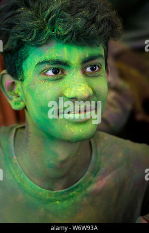 Portrait d'un jeune garçon pendant les fêtes de Holi à Mathura, Inde,Asia,Uttarpradesh Banque D'Images