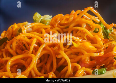 Texture de nouilles veg, gros plan de la soupe de Chow Mein végétarienne Banque D'Images