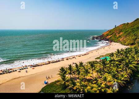 Vue du haut de plage en Inde Goa vagator beach. les personnes prenant le soleil sur la plage des cabanes sur Banque D'Images