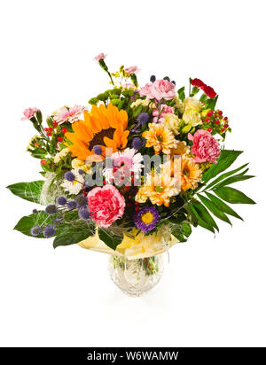 Bouquet de fleurs dans vase isolé sur fond blanc Banque D'Images