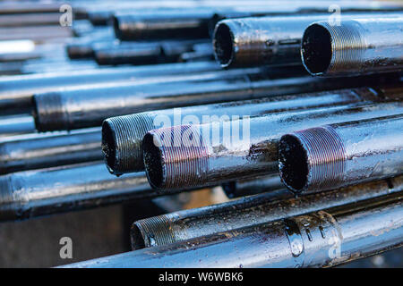 Pipe métal texture. Tuyau de Forage Forage sur pont. Rusty de forage ont été forés dans la section bien Banque D'Images