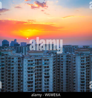 Lever du soleil tôt le matin dans la ville de Noida en Inde. Bâtiment de grande hauteur Noida Inde Banque D'Images