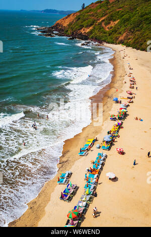 Vue du haut de plage en Inde Goa vagator beach. les personnes prenant le soleil sur la plage des cabanes sur Banque D'Images