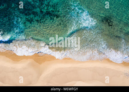 Vue aérienne de haut en bas de la plage de Nobbys à Newcastle NSW Australie. Situé à côté de la PEH salon c'est l'une des plus belles plages de Newcastle. Banque D'Images