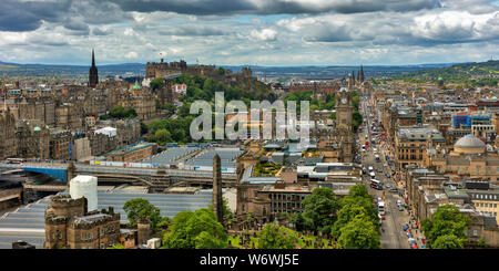 Vue depuis Calton Hill à maisons de la vieille ville, en face de Princes Street, Edinburgh, Lothian, Ecosse, Royaume-Uni Banque D'Images