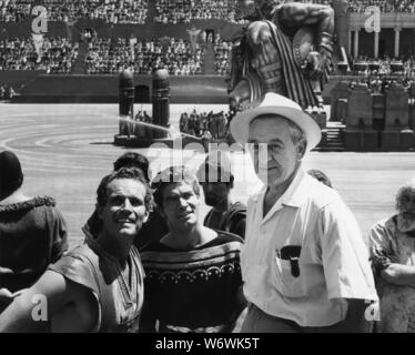 CHARLTON HESTON STEPHEN BOYD et directeur WILLIAM WYLER sur set location tournage franche course de chars BEN - HUR roman 1959 General Lew Wallace scénario Karl Tunberg Metro Goldwyn Mayer Banque D'Images