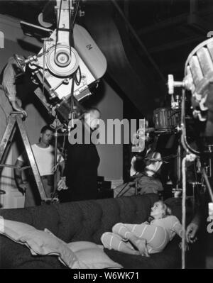 MARILYN MONROE et LOUIS CALHERN franc jeu sur le tournage de Asphalt Jungle 1950 réalisateur John Huston Metro Goldwyn Mayer Banque D'Images