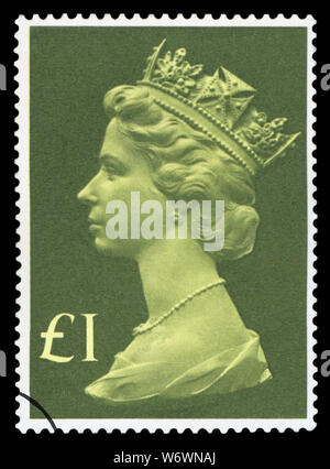 Royaume-uni - circa 1977 : timbre imprimé au Royaume-Uni montre la reine Elizabeth II, vers 1977. Banque D'Images