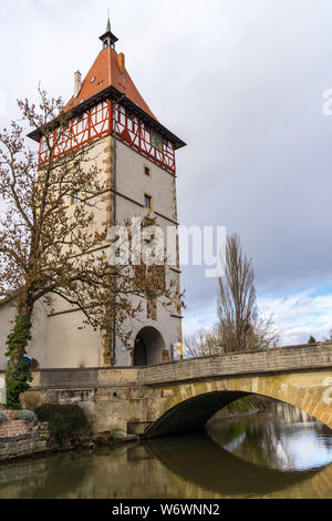 L'Allemagne, ancienne porte de la ville et pont sur l'eau de rivière de waiblingen Banque D'Images