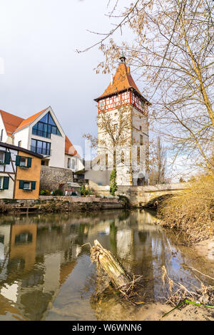 L'Allemagne, ancienne porte de la ville de waiblingen reflétant dans l'eau de la rivière rems Banque D'Images