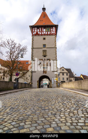 L'Allemagne, la route en passant par l'ancienne porte de la ville de waiblingen city Banque D'Images