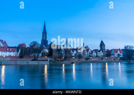L'Allemagne, l'église le plus haut bâtiment du monde en Ulm ville derrière l'eau Banque D'Images