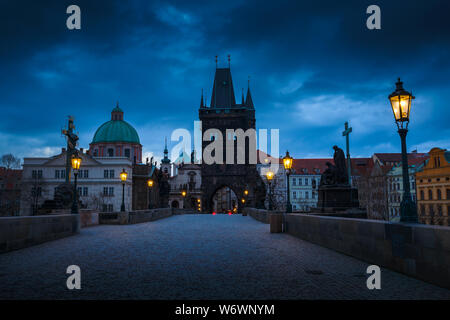 Matin vue sur le Pont Charles et la Tour du pont en centre historique de Prague. Banque D'Images