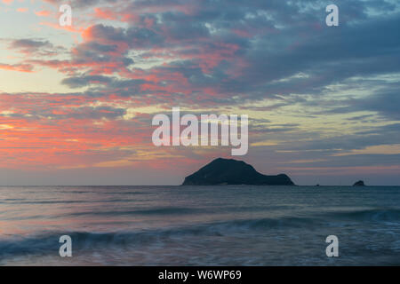 Grèce, Zante, Rouge ciel du matin sur l'île en forme de tortue Banque D'Images