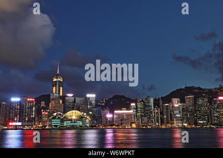 Victoria Harbour de nuit, Hong Kong Banque D'Images