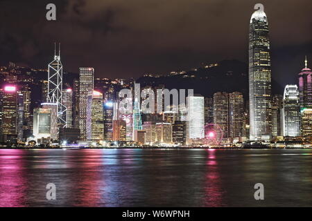 Victoria Harbour de nuit, Hong Kong Banque D'Images