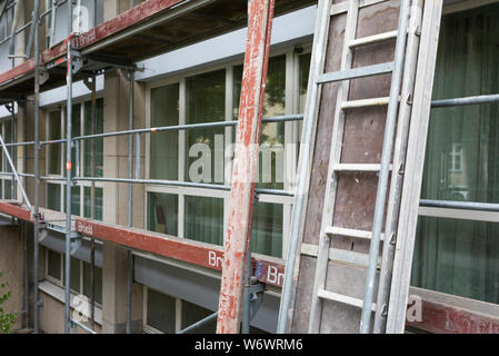 Matériaux d'échafaudage à une rénovation site de construction en Allemagne Banque D'Images