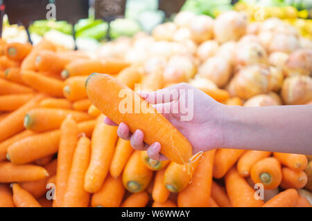 Les mains qui sont cueillette des fruits et légumes de l'étagère pour sélectionner des produits de qualité. Retour à l'achat de Cook ou d'apporter à manger dans le centre commercial le concept de bu Banque D'Images