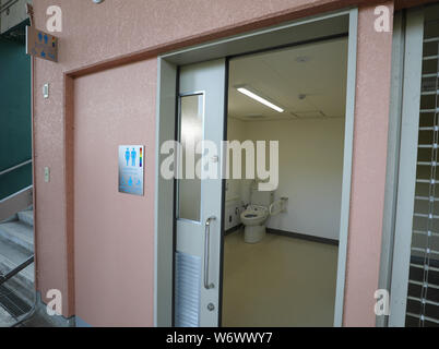 Fukushima. 3e août 2019. Photo prise à Fukushima, au Japon, le 3 août 2019, montre une famille restroom de Fukushima Azuma Baseball Stadium, l'un des sites des Jeux Olympiques de Tokyo 2020. La principale réforme de ce Tokyo 2020 Jeux Olympiques baseball et softball lieu sera terminé le mois prochain. Crédit : Du Xiaoyi/Xinhua/Alamy Live News Banque D'Images