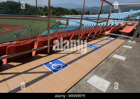 Fukushima. 3e août 2019. Photo prise le 3 août 2019 montre les sièges pour spectateurs en fauteuil roulant à Fukushima Azuma Baseball Stadium, l'un des sites des Jeux Olympiques de Tokyo 2020, de Fukushima, au Japon. Le stade de baseball est en rénovation. Crédit : Du Xiaoyi/Xinhua/Alamy Live News Banque D'Images