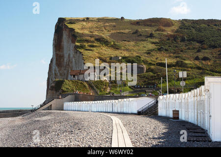 Ligne sans fin de white beach cabines sur la plage de Normandie, contre les falaises de craie blanche Banque D'Images