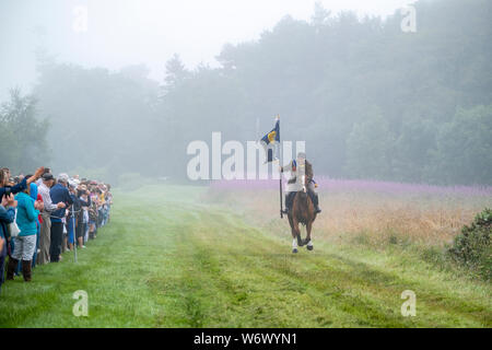 Lauder, ÉCOSSE - 03 août : équitation 2019 Commune de Lauder. Christopher Purves, Lauder Cornet 2019 avec le standard de Burgh le Golf galloping jusqu'au début de la balade. Lauder circonscription commune fait partie d'une tradition de circonscriptions communes similaires et de festivals dans le sud de l'Écosse et de frontières. L'événement principal est une circonscription de plus de 300 chevaux autour de la terre commune de Lauder. La principale Rideout est toujours le premier samedi d'août et est l'aboutissement de toute une semaine d'événements. Lauder circonscription commune est fier d'être l'un des premiers et des plus anciennes circonscriptions communes frontalières. Banque D'Images