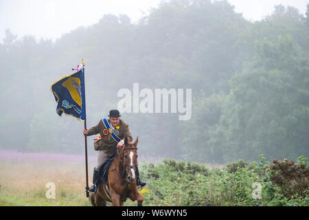 Lauder, ÉCOSSE - 03 août : équitation 2019 Commune de Lauder. Christopher Purves, Lauder Cornet 2019 avec le standard de Burgh le Golf galloping jusqu'au début de la balade. Lauder circonscription commune fait partie d'une tradition de circonscriptions communes similaires et de festivals dans le sud de l'Écosse et de frontières. L'événement principal est une circonscription de plus de 300 chevaux autour de la terre commune de Lauder. La principale Rideout est toujours le premier samedi d'août et est l'aboutissement de toute une semaine d'événements. Lauder circonscription commune est fier d'être l'un des premiers et des plus anciennes circonscriptions communes frontalières. Banque D'Images