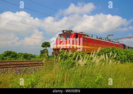 WAP-4 classe Electric Locomotive Transport Express train, chemins de fer indiens, Bengale occidental, Inde Banque D'Images