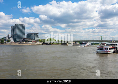 COLOGNE, ALLEMAGNE - le 12 mai : bateau sur le Rhin à Cologne, Allemagne, le 12 mai 2019. Banque D'Images