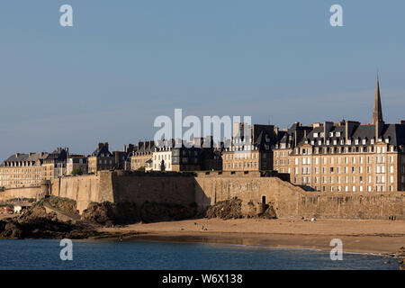 Vue sur la vieille ville de Saint Malo, Bretagne, France Banque D'Images