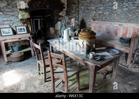 Intérieur de ferme en gîte restauré à Slea Head Famine Cottages at Fahan sur la péninsule de Dingle, comté de Kerry, Irlande Banque D'Images