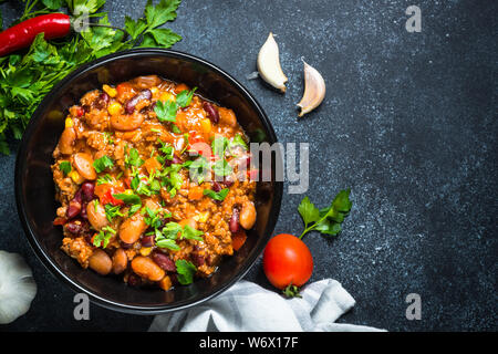 Chili con carne à partir de viande et de légumes sur tableau noir Vue de dessus Banque D'Images