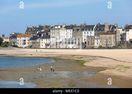 Vue sur la vieille ville de Saint Malo, Bretagne, France Banque D'Images