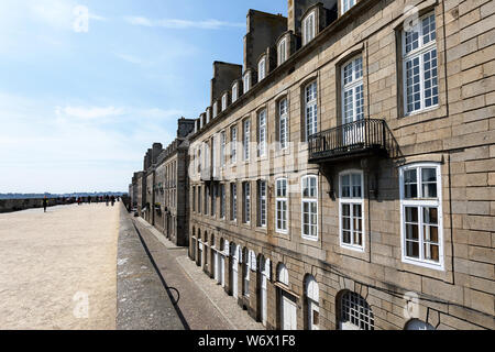 Vue sur la vieille ville de Saint Malo, Bretagne, France Banque D'Images