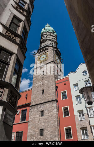 Des scènes de rue dans l'Alte Stadt partie de la vieille ville d'Innsbruck, en regardant vers l'Alte Stadt tower Banque D'Images