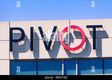 Juillet 29, 2019 Santa Clara / CA / USA - Intérieurs Pivot signe à leurs bureaux situés dans la Silicon Valley, propose la conception et l'office de pivot é Banque D'Images