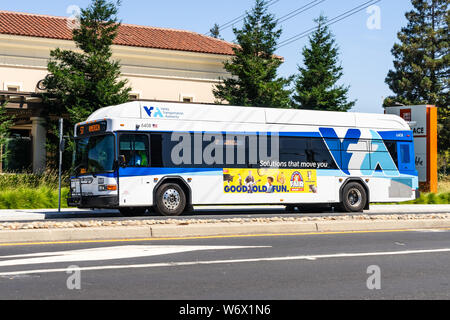 Juillet 29, 2019 Santa Clara / CA / USA - VTA (Santa Clara Valley Transport Authority) conduite d'autobus dans une rue de South San Francisco bay area Banque D'Images
