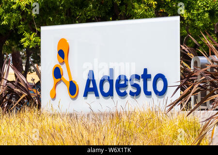 30 juillet 2019 Santa Clara / CA / USA - Adesto Technologies signent devant leur ac dans la Silicon Valley, la société fournit des semi spécifiques à l'application Banque D'Images
