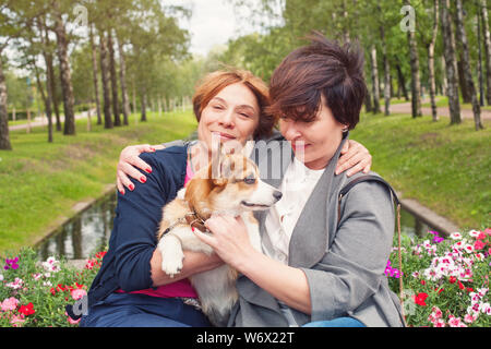 Deux femmes matures avec chien animal extérieur, portrait de vie Banque D'Images