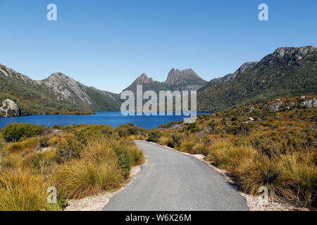 Dove Lake dans le socle Mountain-Lake St Clair National Park sous le soleil, ciel bleu 24. Banque D'Images